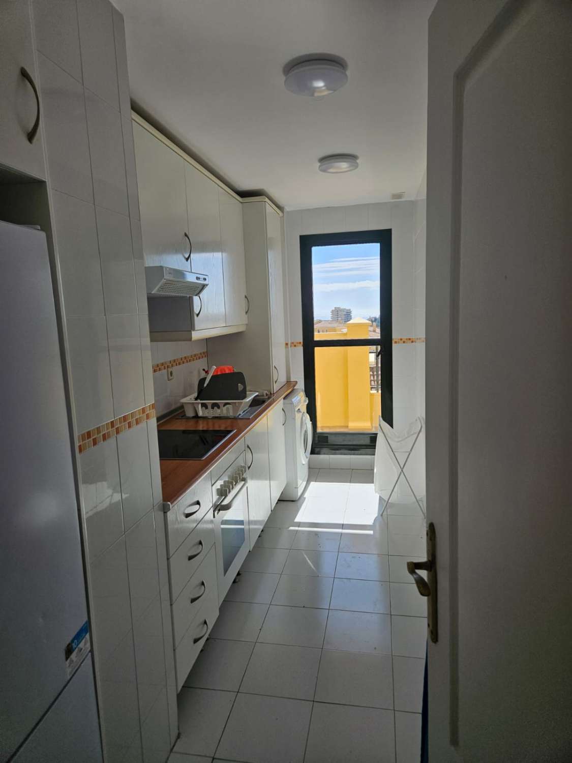 Kaunis asunto merinäköaloilta myynnissä Benalmadenassa.