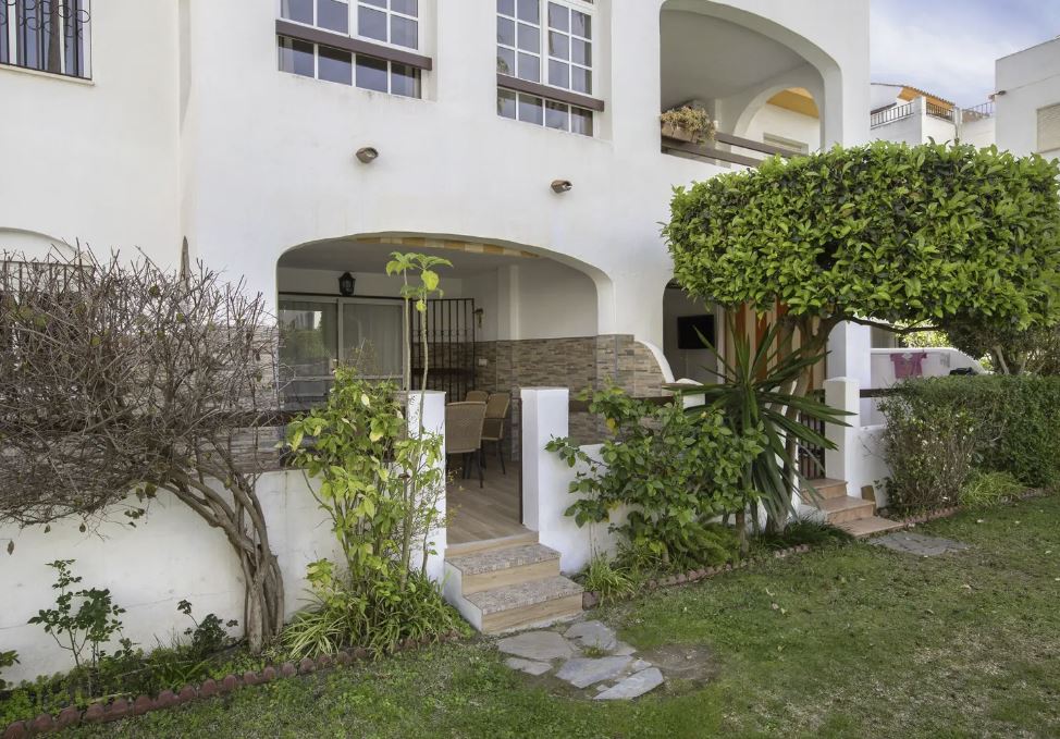 SCHÖNE WOHNUNG IM ERDGESCHOSS ZU MIETEN VON JETZT BIS ZUM 30.6.26 UND VOM 1.9.26 BIS 30.-6.27 ENBENALMADENA