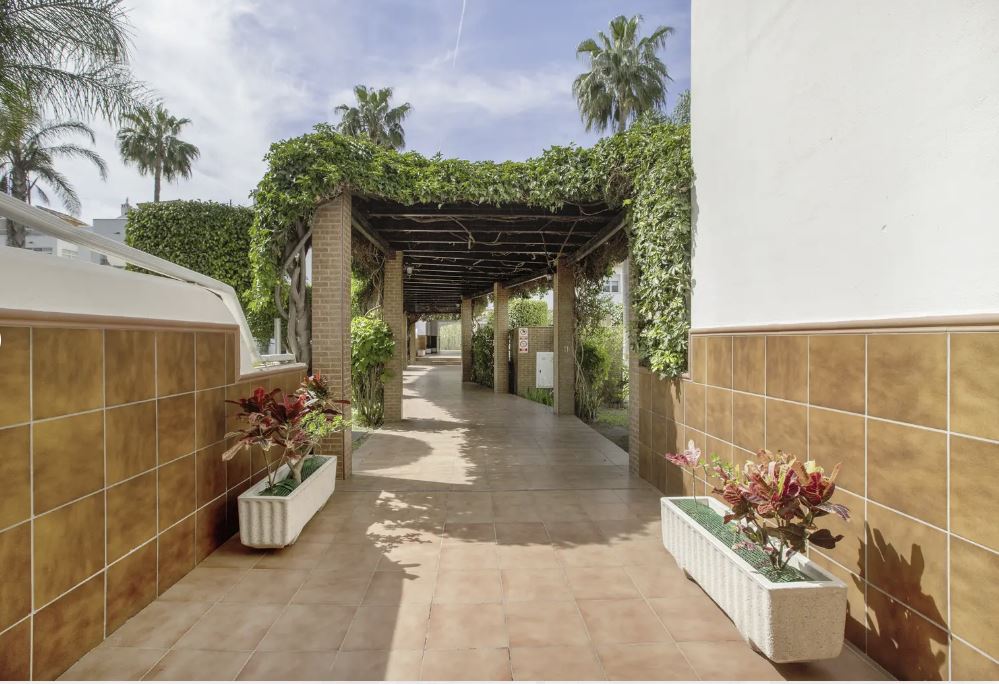 SCHÖNE WOHNUNG IM ERDGESCHOSS ZU MIETEN VON JETZT BIS ZUM 30.6.26 UND VOM 1.9.26 BIS 30.-6.27 ENBENALMADENA