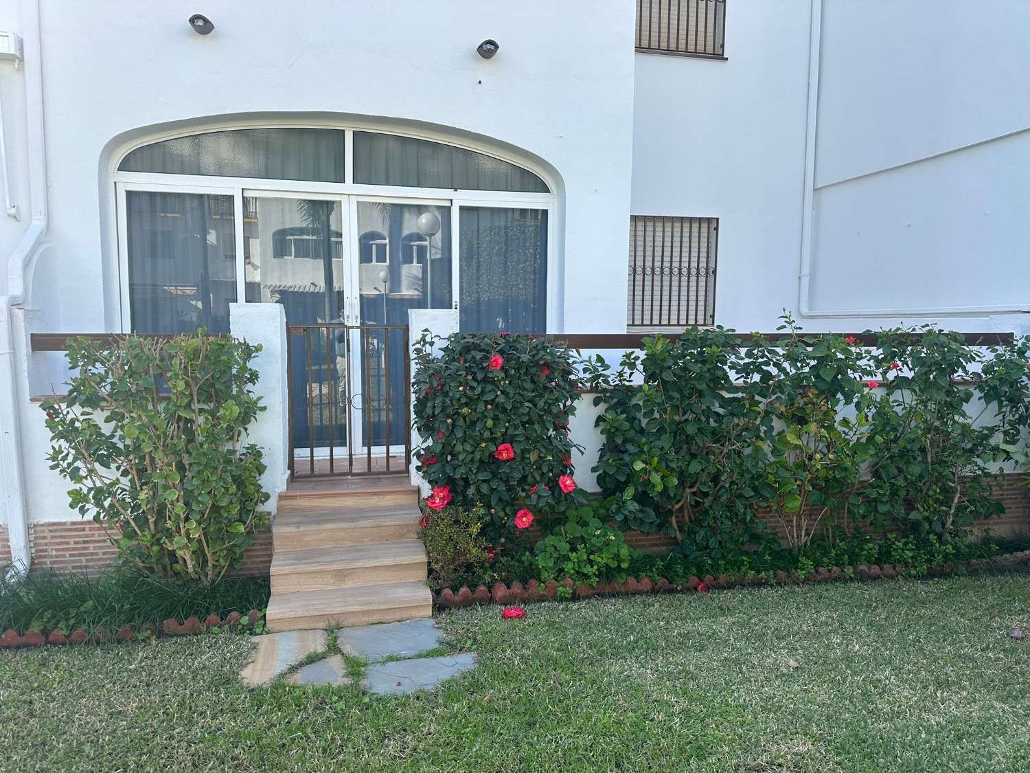 SCHÖNE WOHNUNG IM ERDGESCHOSS ZU MIETEN VON JETZT BIS ZUM 30.6.26 UND VOM 1.9.26 BIS 30.-6.27 ENBENALMADENA