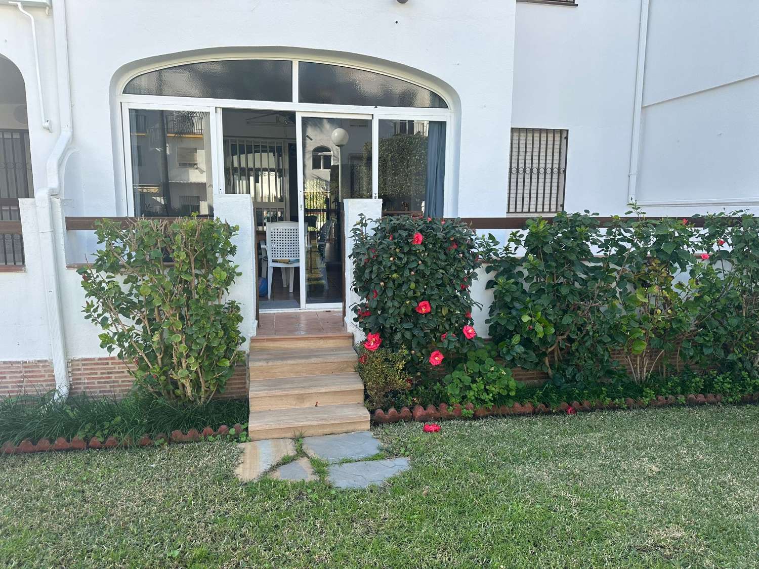 SCHÖNE WOHNUNG IM ERDGESCHOSS ZU MIETEN VON JETZT BIS ZUM 30.6.26 UND VOM 1.9.26 BIS 30.-6.27 ENBENALMADENA