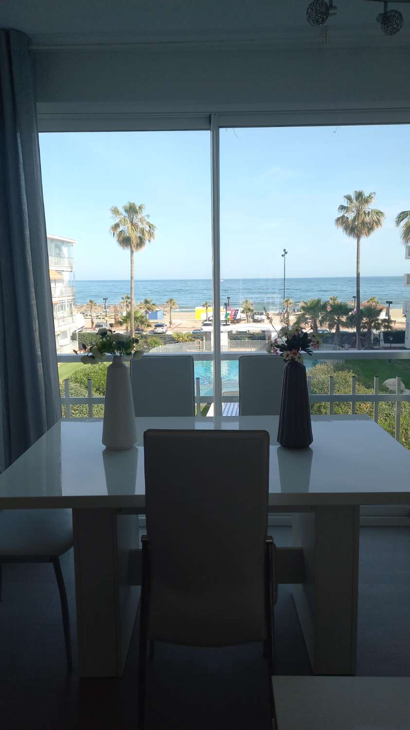 TE HUUR VAN 1.5.26-30.6.26 MOOI APPARTEMENT MET UITZICHT OP ZEE AAN DE 1E LIJN VAN HET STRAND IN FUENGIROLA