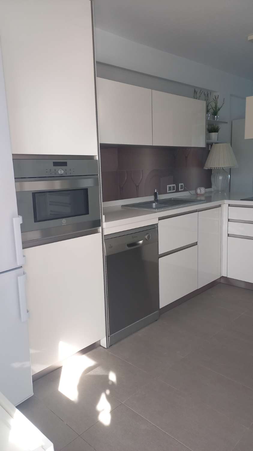 TE HUUR VAN 1.5.26-30.6.26 MOOI APPARTEMENT MET UITZICHT OP ZEE AAN DE 1E LIJN VAN HET STRAND IN FUENGIROLA