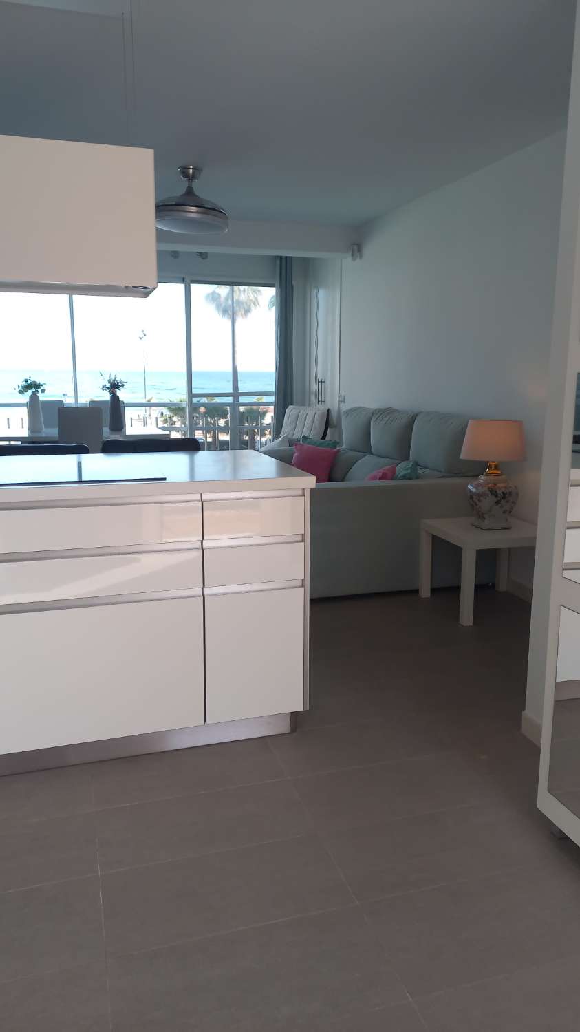 TE HUUR VAN 1.5.26-30.6.26 MOOI APPARTEMENT MET UITZICHT OP ZEE AAN DE 1E LIJN VAN HET STRAND IN FUENGIROLA