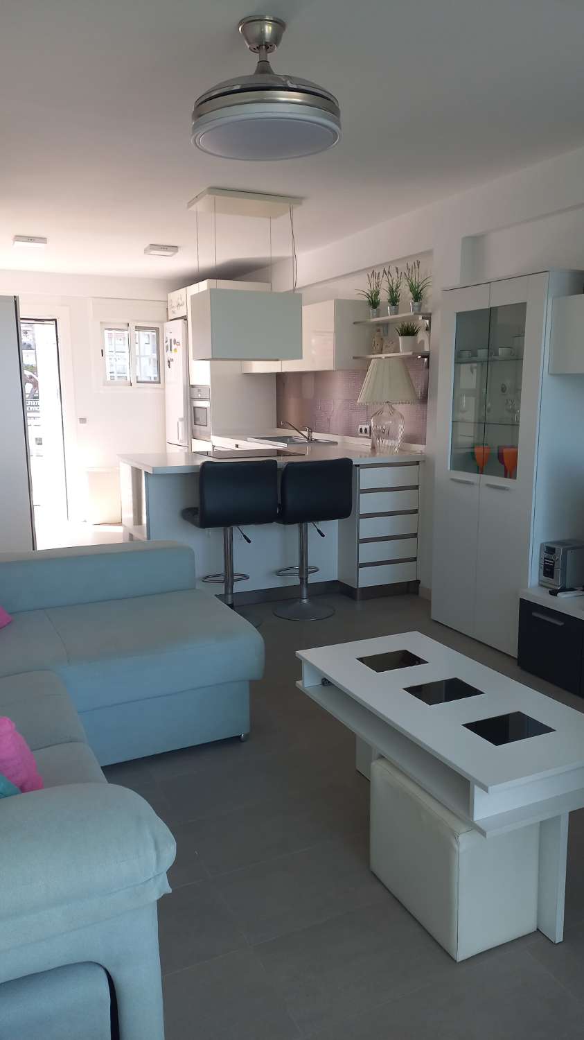 TE HUUR VAN 1.5.26-30.6.26 MOOI APPARTEMENT MET UITZICHT OP ZEE AAN DE 1E LIJN VAN HET STRAND IN FUENGIROLA
