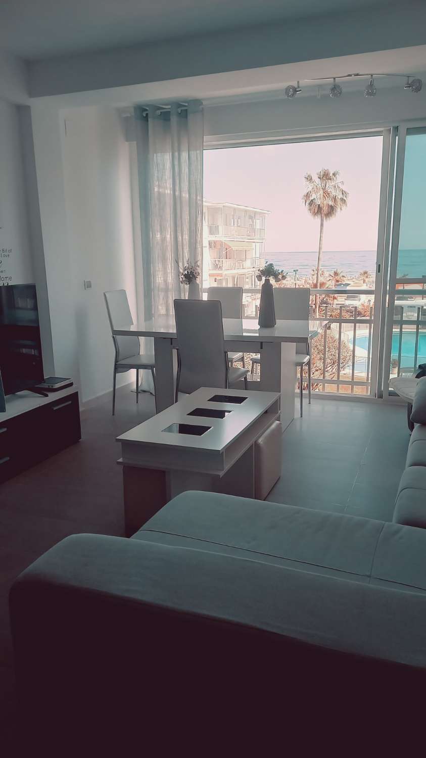 TE HUUR VAN 1.5.26-30.6.26 MOOI APPARTEMENT MET UITZICHT OP ZEE AAN DE 1E LIJN VAN HET STRAND IN FUENGIROLA