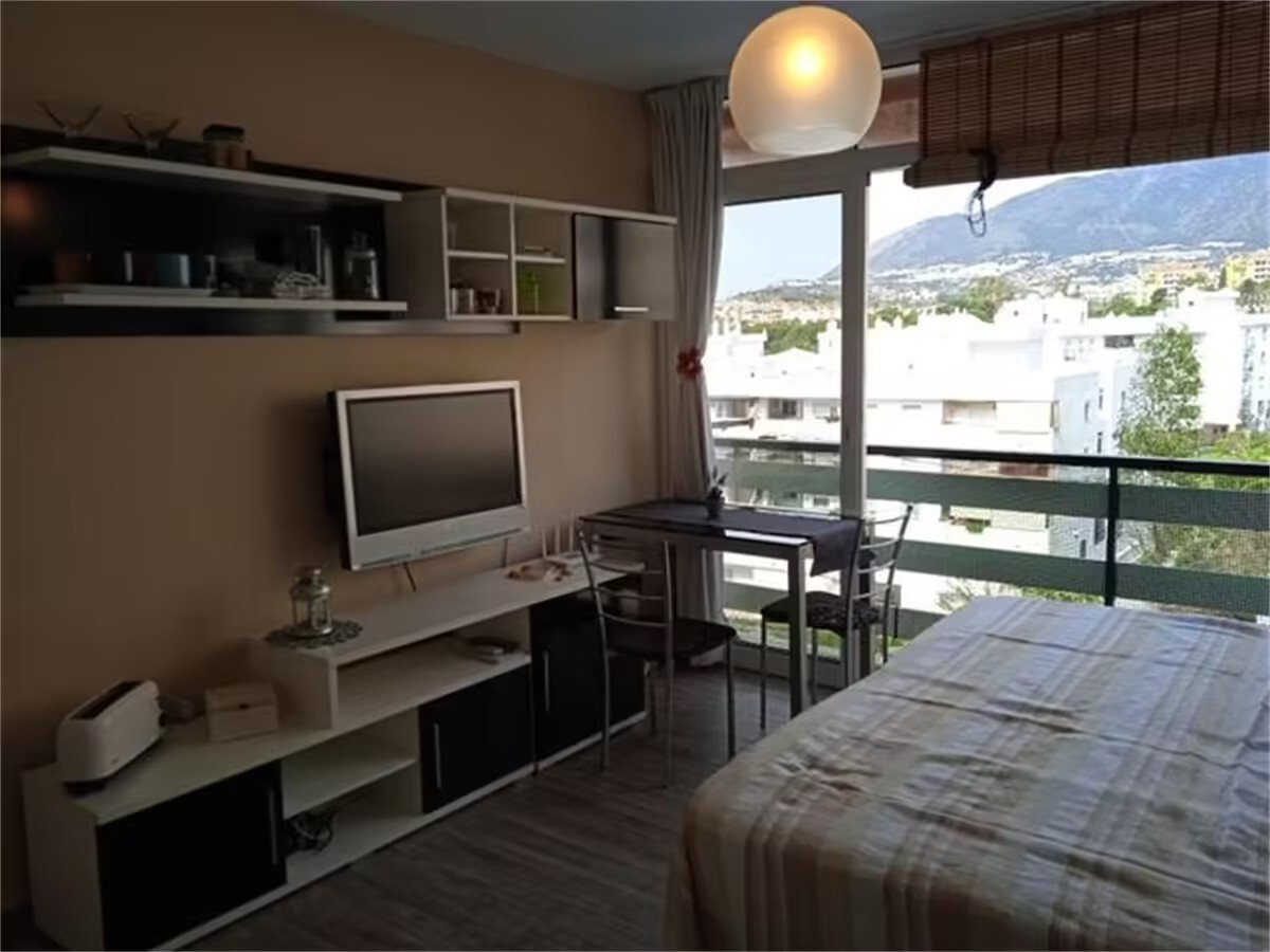 HET WORDT VOOR DE LANGE TERMIJN VERHUURD VANUIT DE STUDIO OP 1.10.26 IN BENALMADENA, COSTA.