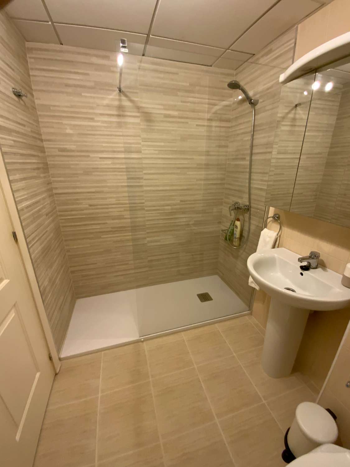 À LOUER À PARTIR DU 26.01.06.27 BEL APPARTEMENT À 70 MÈTRES DE LA PLAGE À BENALMADENA