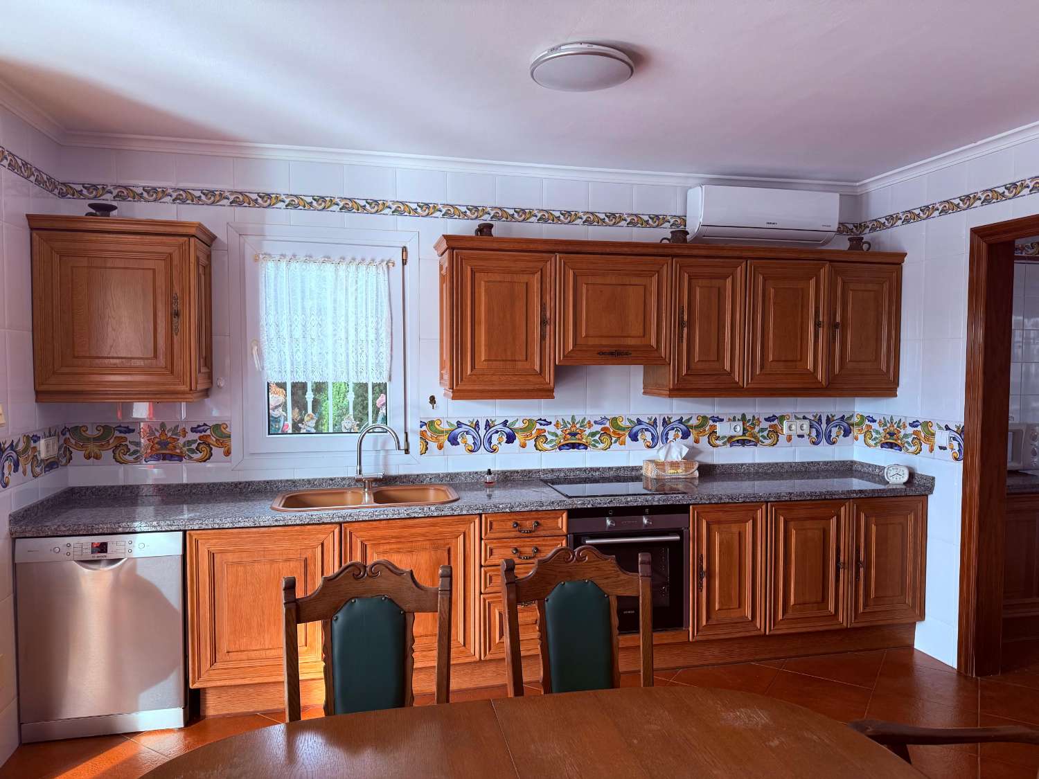 Larga temporada. Se alquila estupendo chalet independiente en Torrequebrada (Benalmadena)