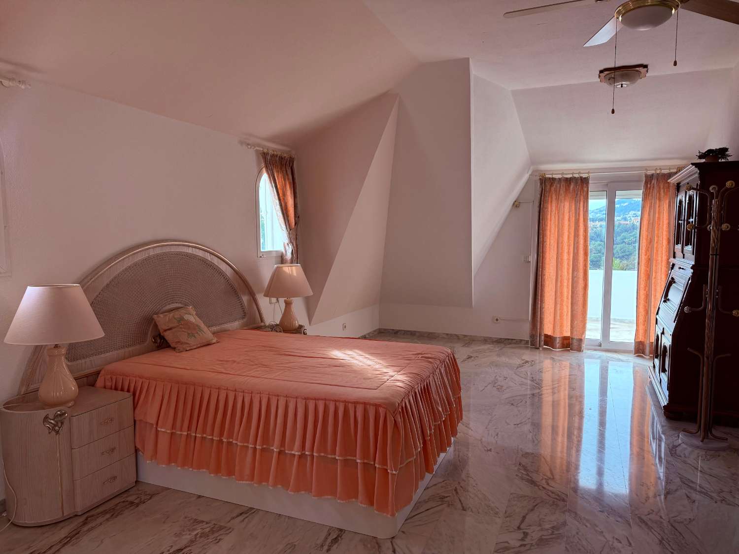 Larga temporada. Se alquila estupendo chalet independiente en Torrequebrada (Benalmadena)