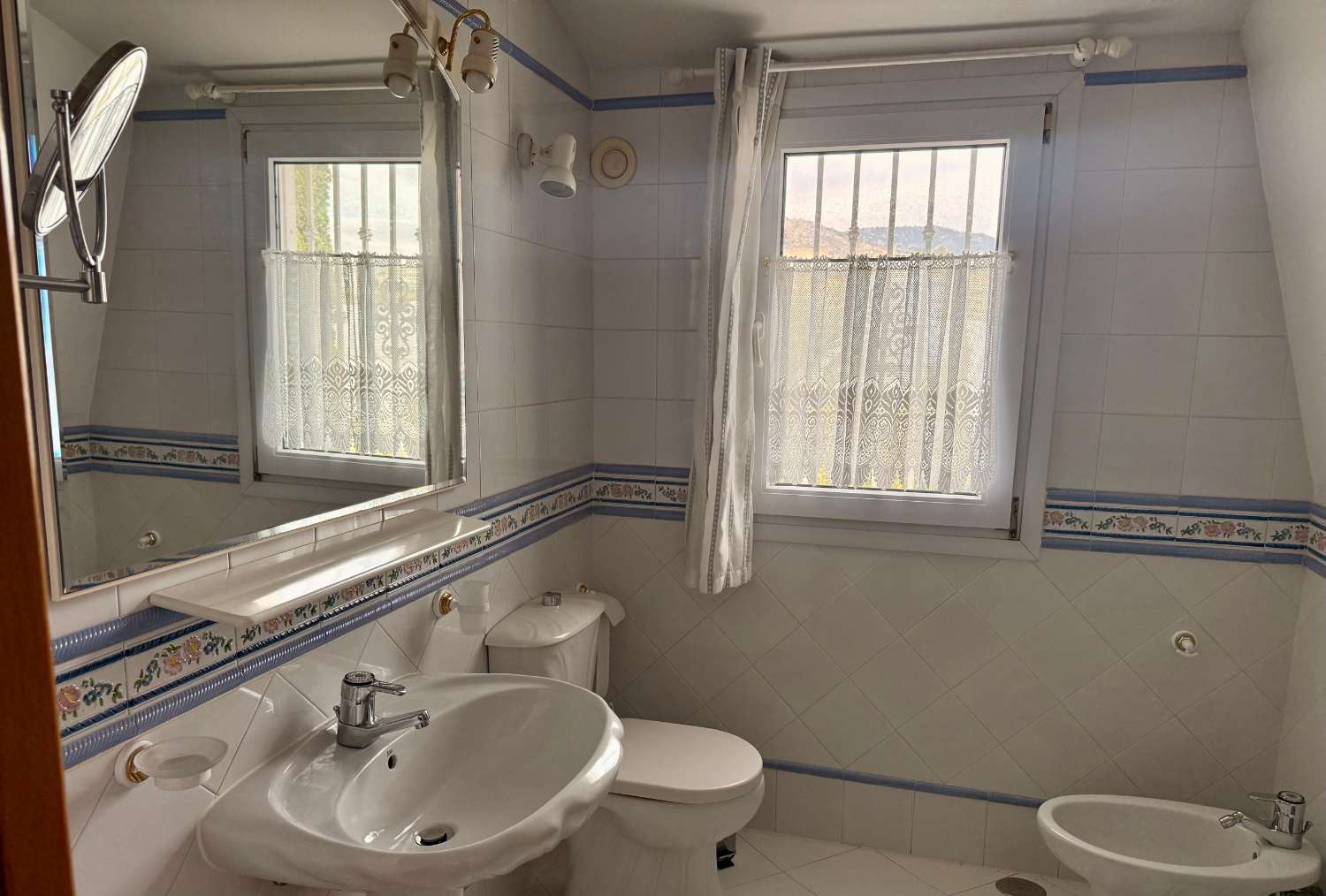 Larga temporada. Se alquila estupendo chalet independiente en Torrequebrada (Benalmadena)