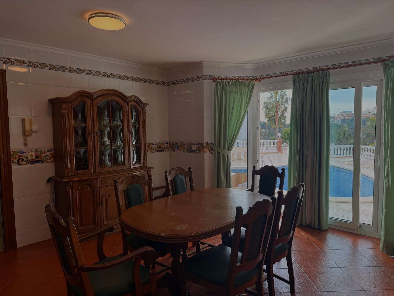 Larga temporada. Se alquila estupendo chalet independiente en Torrequebrada (Benalmadena)