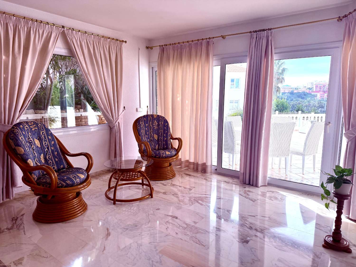 Larga temporada. Se alquila estupendo chalet independiente en Torrequebrada (Benalmadena)