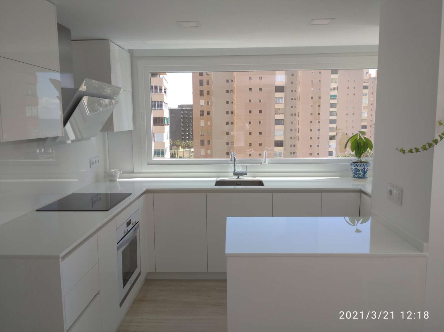 SE ALQUILA DESDE 7.4.26 - 30.6.26  Y DESDE 1..9.26-30.6.27 BONITO APARTAMENTO CON VISTAS AL MAR EN PLAYAMAR (TORREMOLINOS)