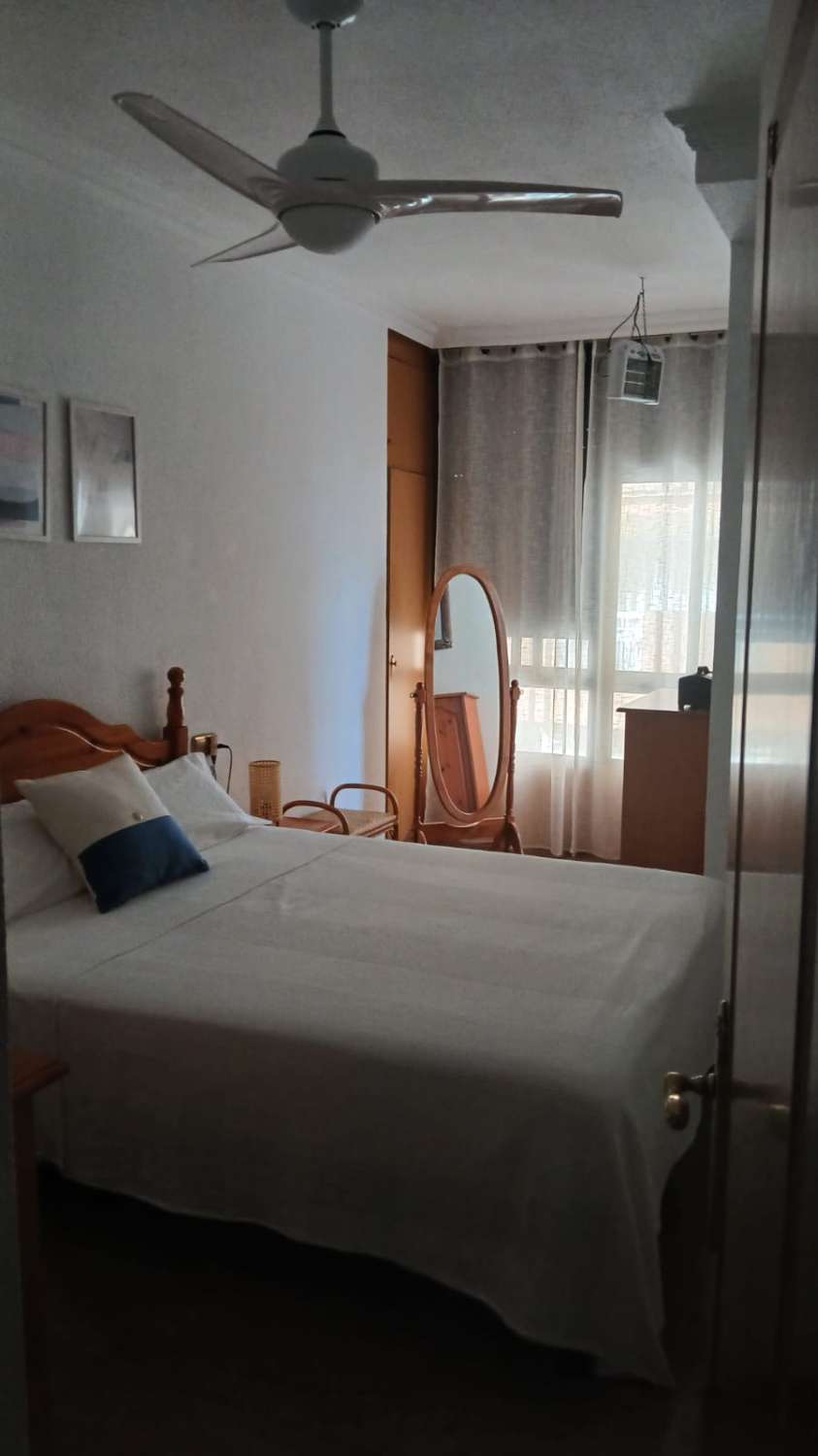 Se alquila desde  01/10/2026 hasta 31/05/2027 bonito apartamento en Fuengirola con vistas al mar