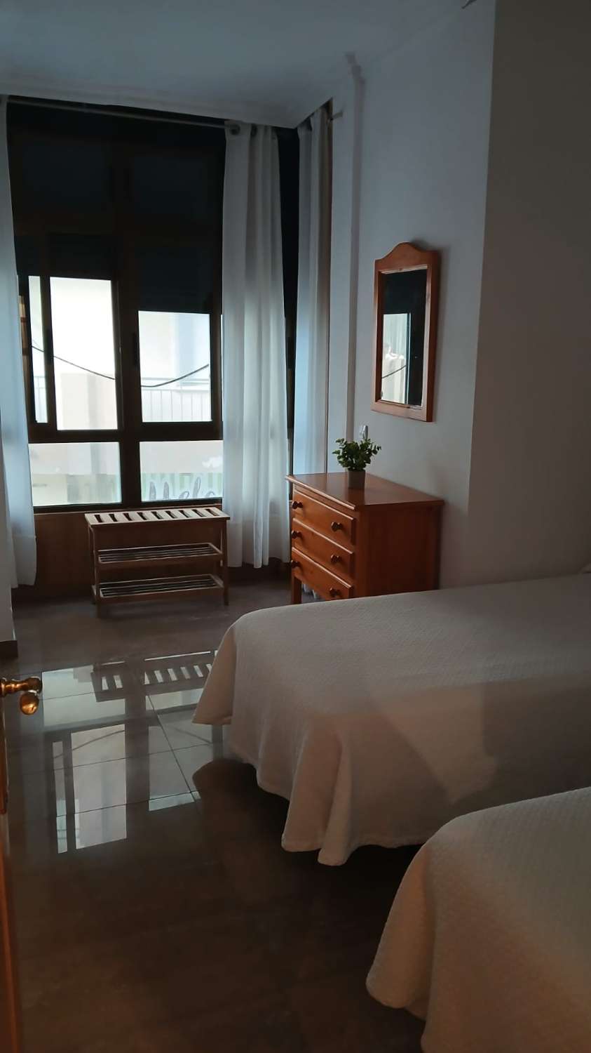 Se alquila desde  01/10/2026 hasta 31/05/2027 bonito apartamento en Fuengirola con vistas al mar