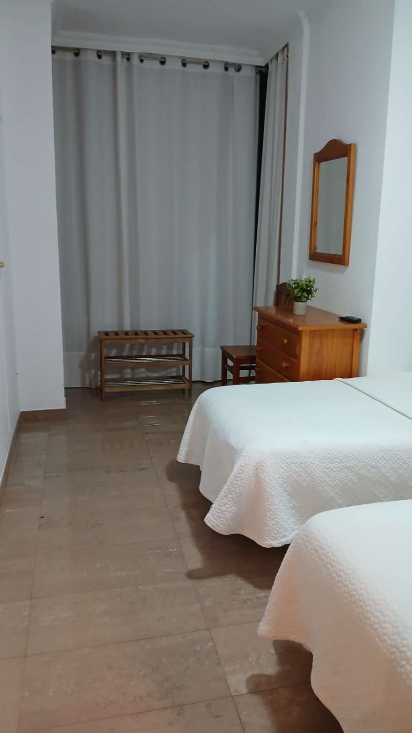 Se alquila desde  01/10/2026 hasta 31/05/2027 bonito apartamento en Fuengirola con vistas al mar