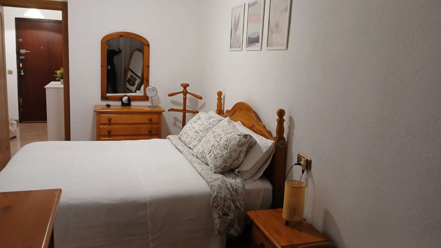 Se alquila desde  01/10/2026 hasta 31/05/2027 bonito apartamento en Fuengirola con vistas al mar