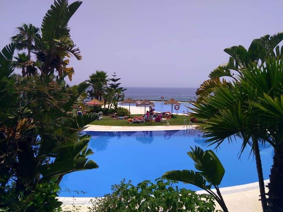 SE ALQUILA  POR LARGA TEMPORADA MAGNIFICO APARTAMENTO CON VISTAS AL MAR EN   2ª LINEA DE PLAYA EN BENALMADENA