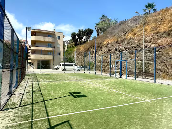 SE ALQUILA  POR LARGA TEMPORADA MAGNIFICO APARTAMENTO CON VISTAS AL MAR EN   2ª LINEA DE PLAYA EN BENALMADENA
