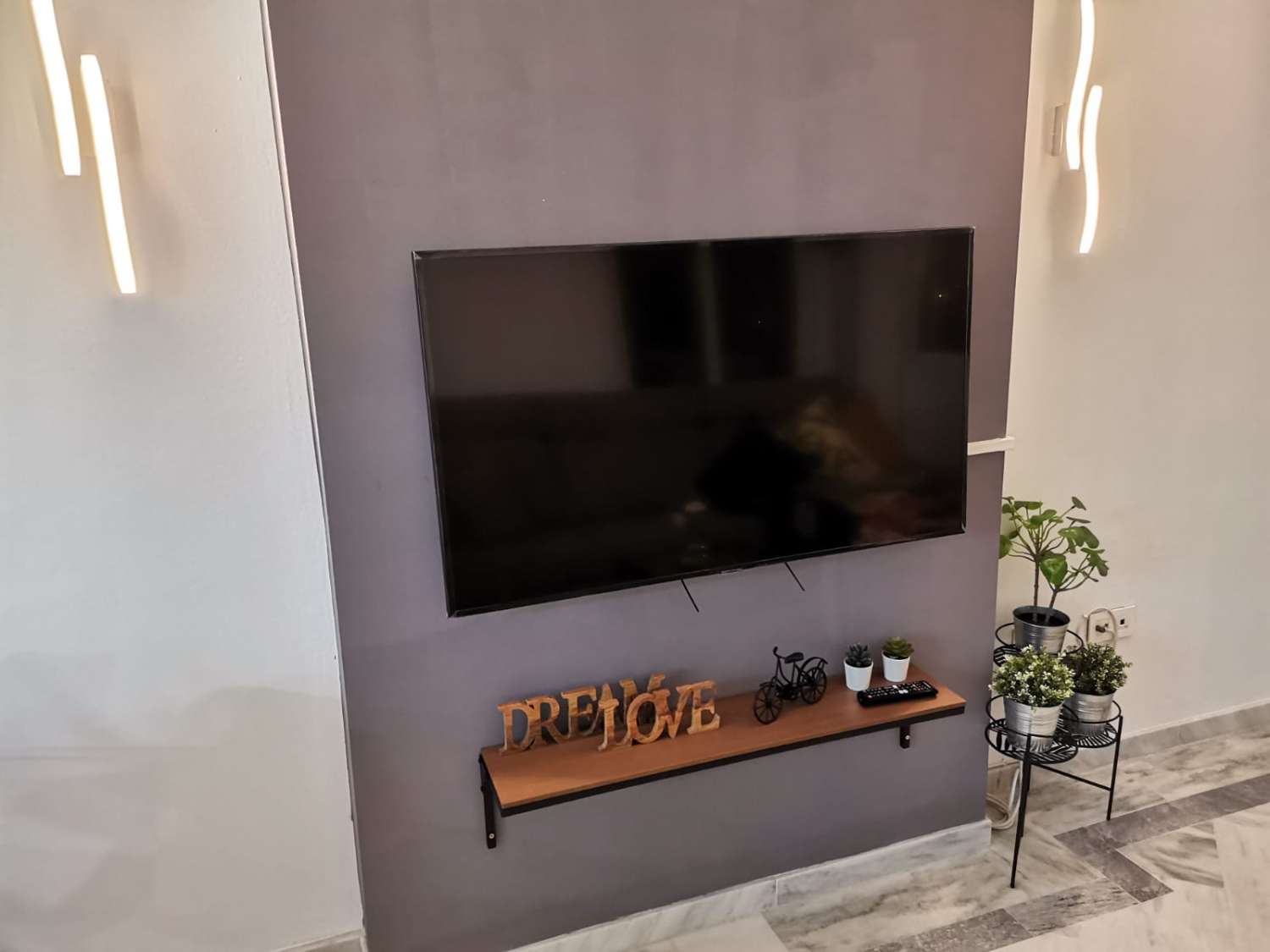 SE ALQUILA  POR LARGA TEMPORADA MAGNIFICO APARTAMENTO CON VISTAS AL MAR EN   2ª LINEA DE PLAYA EN BENALMADENA