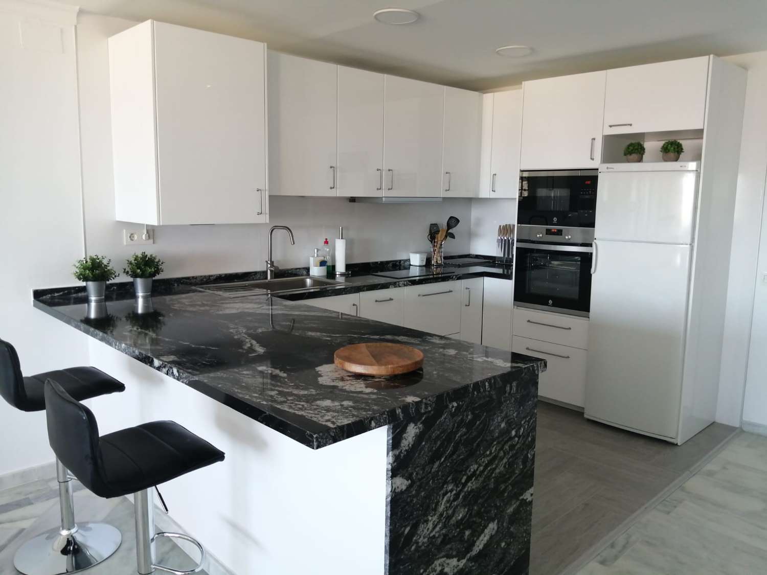 SE ALQUILA  POR LARGA TEMPORADA MAGNIFICO APARTAMENTO CON VISTAS AL MAR EN   2ª LINEA DE PLAYA EN BENALMADENA