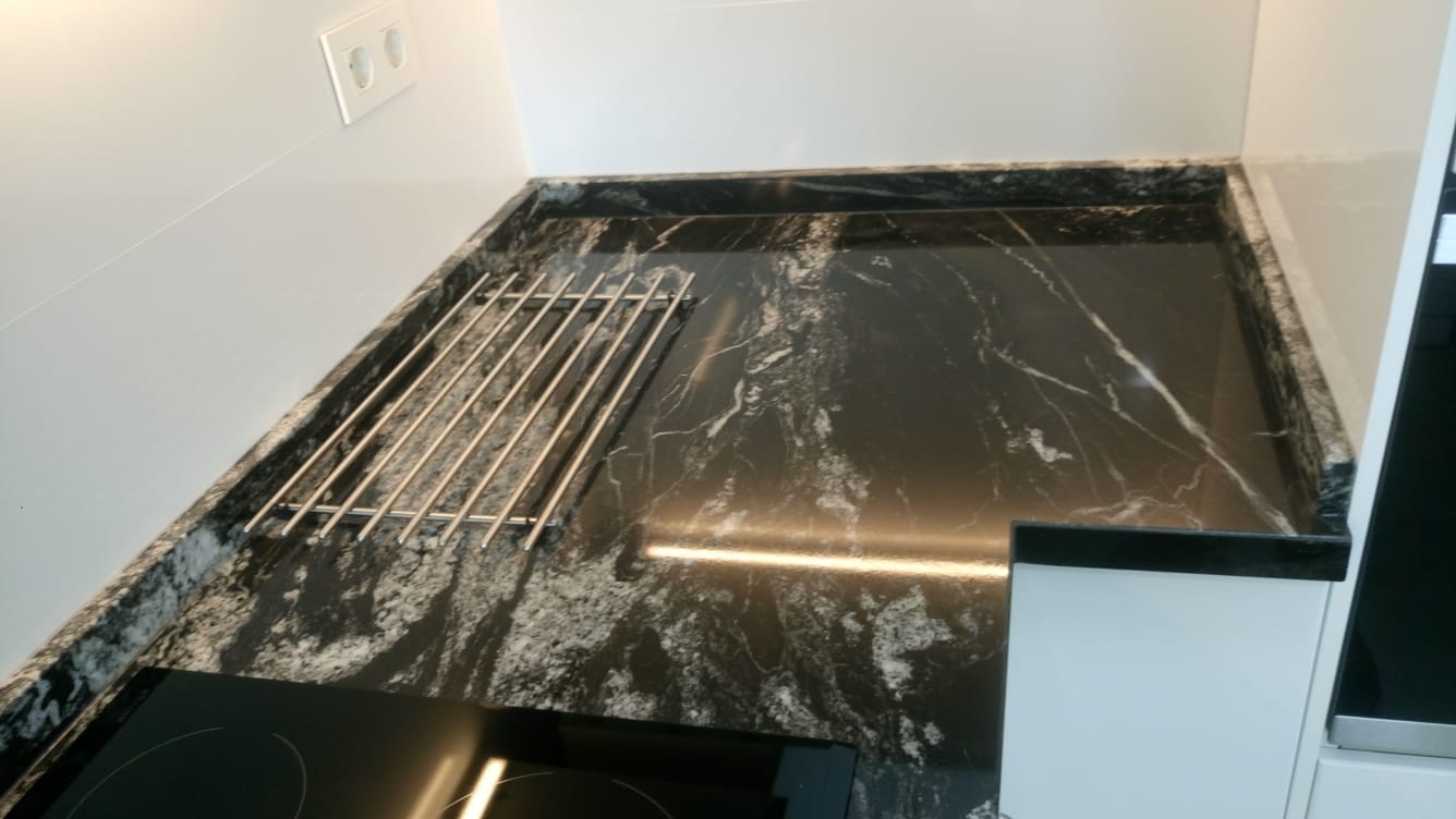 SE ALQUILA  POR LARGA TEMPORADA MAGNIFICO APARTAMENTO CON VISTAS AL MAR EN   2ª LINEA DE PLAYA EN BENALMADENA