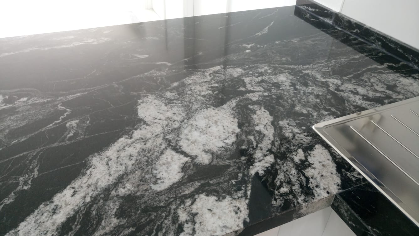 SE ALQUILA  POR LARGA TEMPORADA MAGNIFICO APARTAMENTO CON VISTAS AL MAR EN   2ª LINEA DE PLAYA EN BENALMADENA