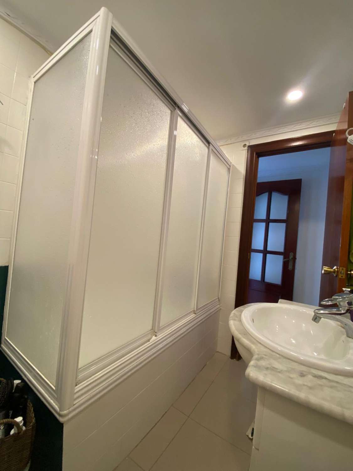 SE ALQUILA DESDE AHORA HASTA 30.6.26 Y DE 1.9.26-30.6.27  BONITO APARTAMENTO EN 2ª LINEA DE PLAYA CON VISTAS AL MAR LATERALES  EN BENALMADENA