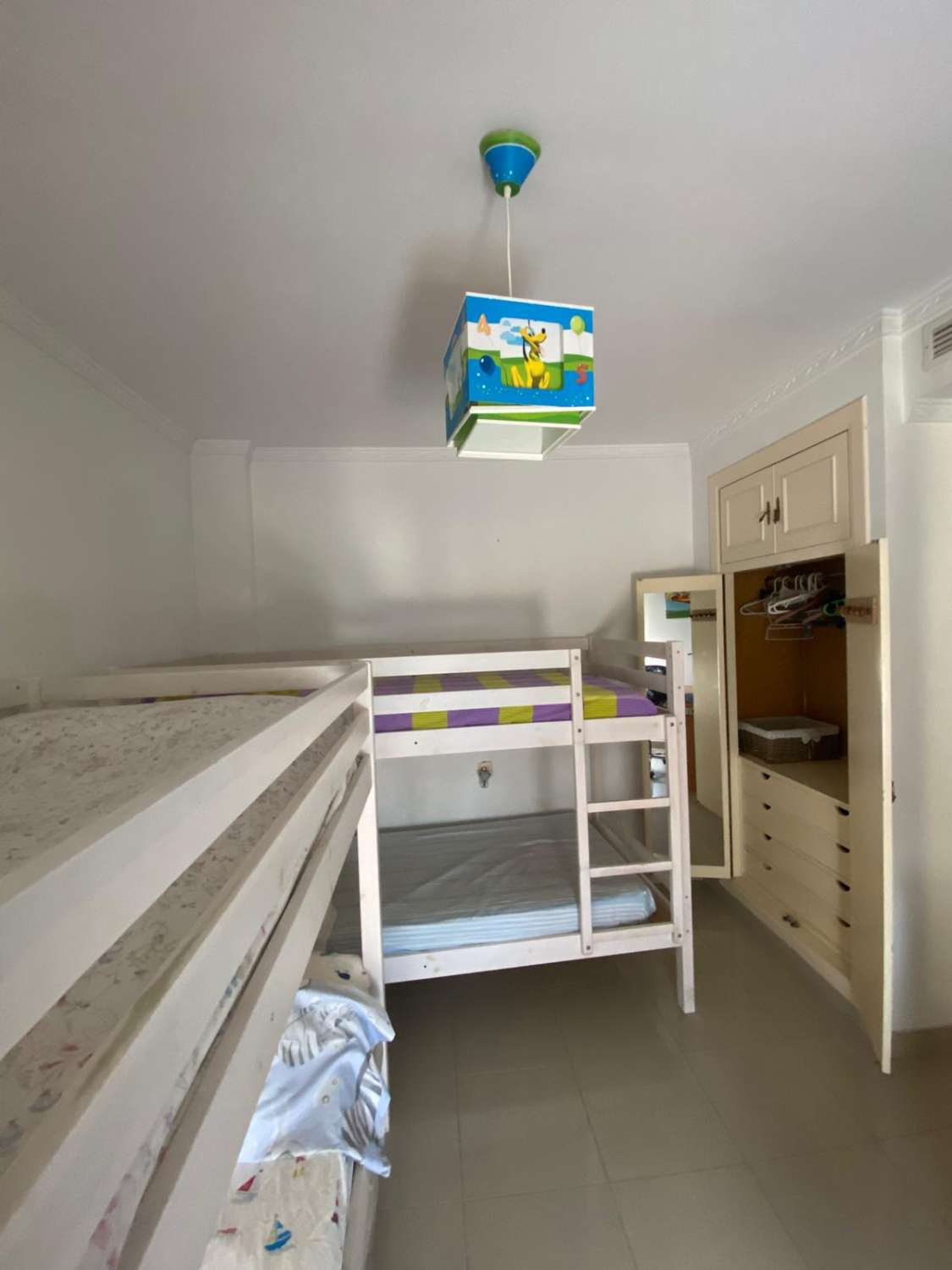 SE ALQUILA DESDE AHORA HASTA 30.6.26 Y DE 1.9.26-30.6.27  BONITO APARTAMENTO EN 2ª LINEA DE PLAYA CON VISTAS AL MAR LATERALES  EN BENALMADENA