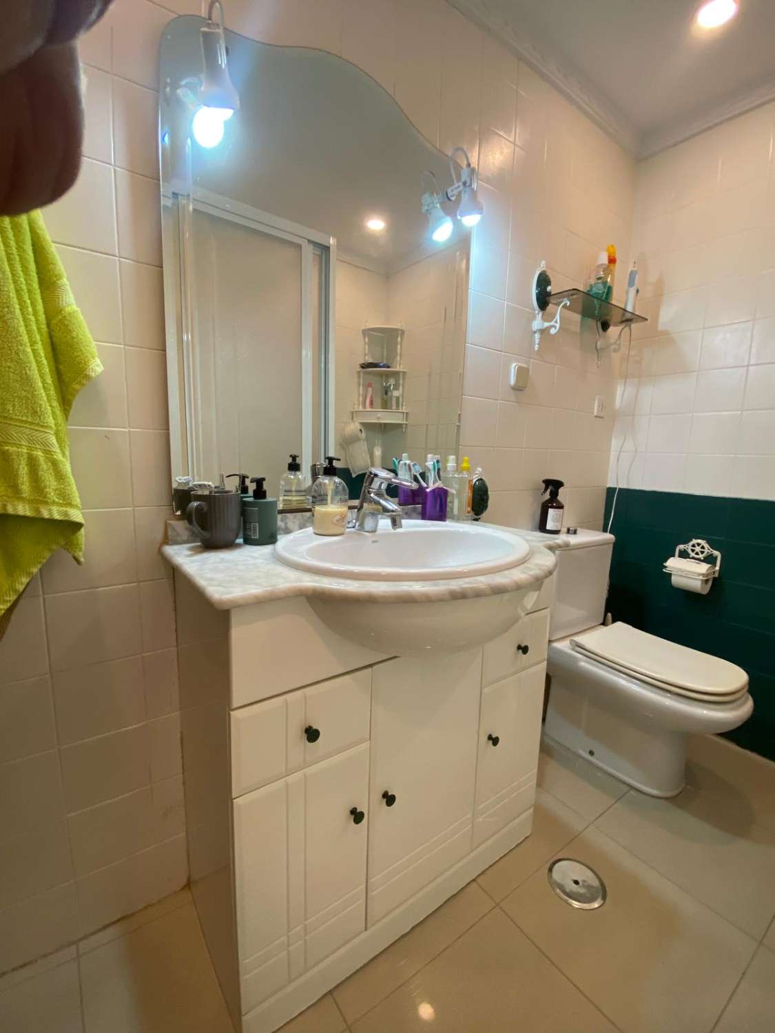 SE ALQUILA DESDE AHORA HASTA 30.6.26 Y DE 1.9.26-30.6.27  BONITO APARTAMENTO EN 2ª LINEA DE PLAYA CON VISTAS AL MAR LATERALES  EN BENALMADENA