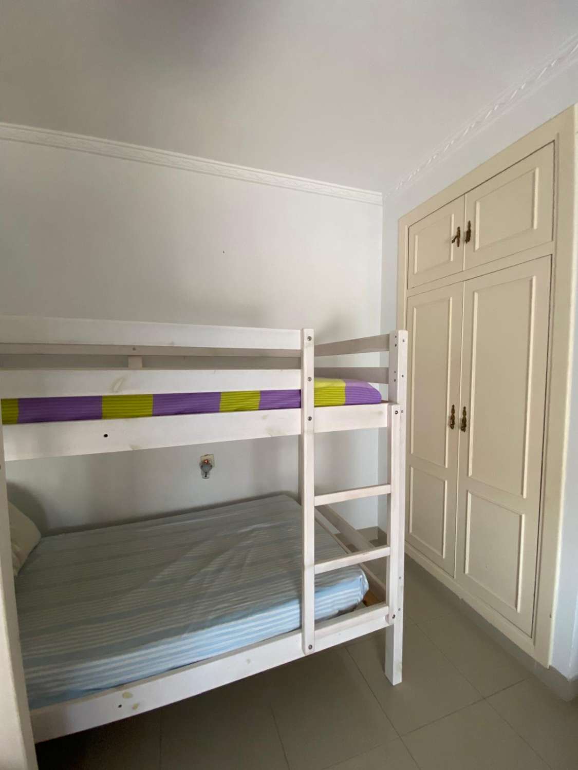 SE ALQUILA DESDE AHORA HASTA 30.6.26 Y DE 1.9.26-30.6.27  BONITO APARTAMENTO EN 2ª LINEA DE PLAYA CON VISTAS AL MAR LATERALES  EN BENALMADENA