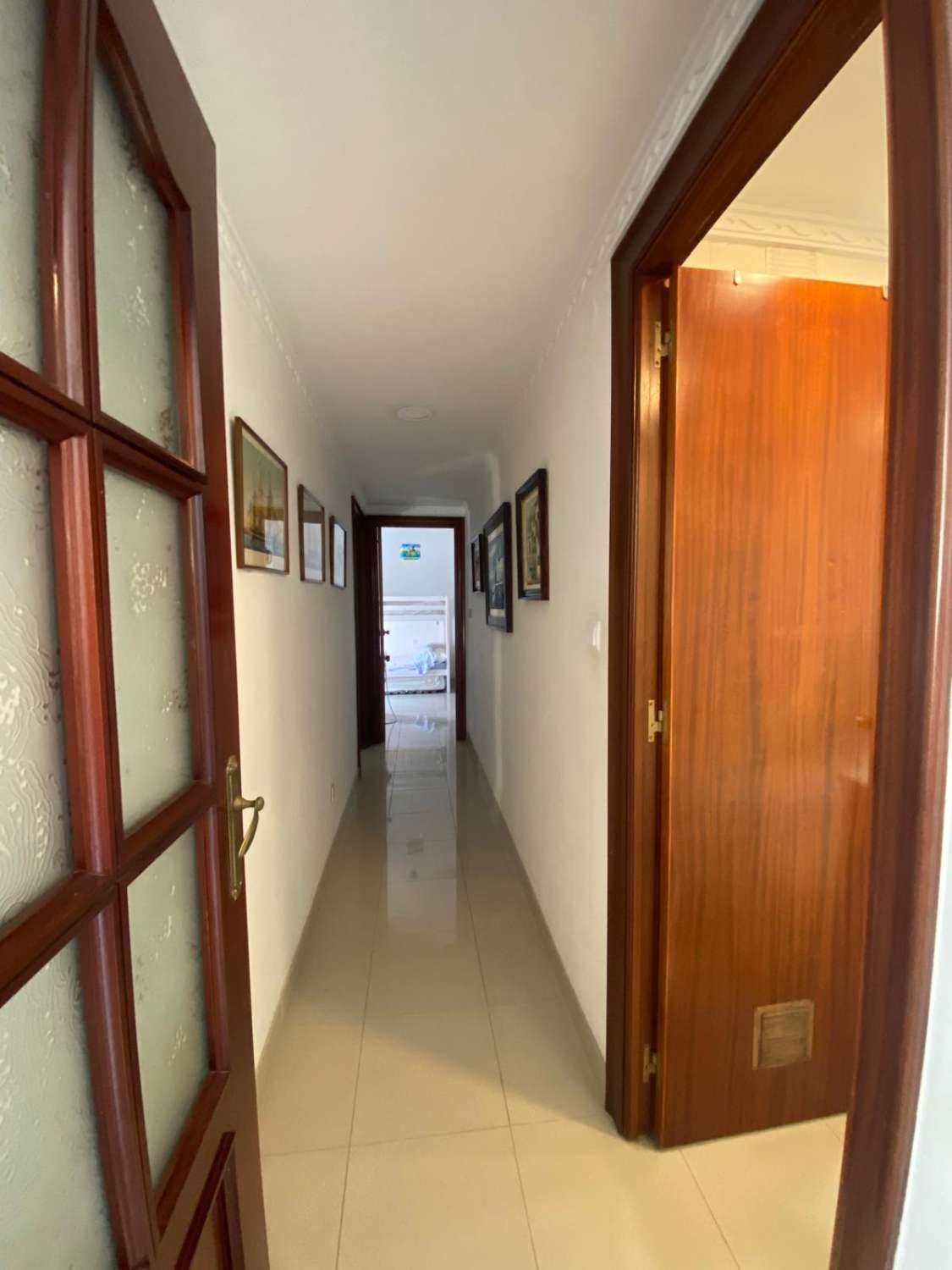 SE ALQUILA DESDE AHORA HASTA 30.6.26 Y DE 1.9.26-30.6.27  BONITO APARTAMENTO EN 2ª LINEA DE PLAYA CON VISTAS AL MAR LATERALES  EN BENALMADENA