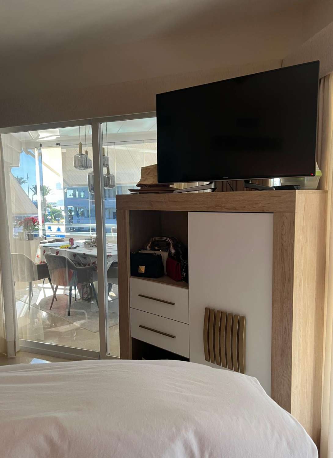 SE VENDE PRECIOSO APARTAMENTO TOTALMENTE RENOVADO  EN PUERTO MARINACON VISTAS AL MAR    (BENALMADENA)