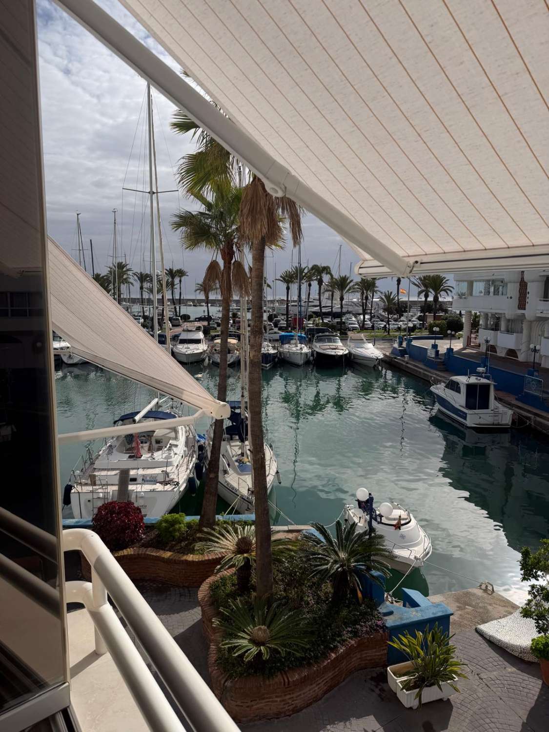 SE VENDE PRECIOSO APARTAMENTO TOTALMENTE RENOVADO  EN PUERTO MARINACON VISTAS AL MAR    (BENALMADENA)