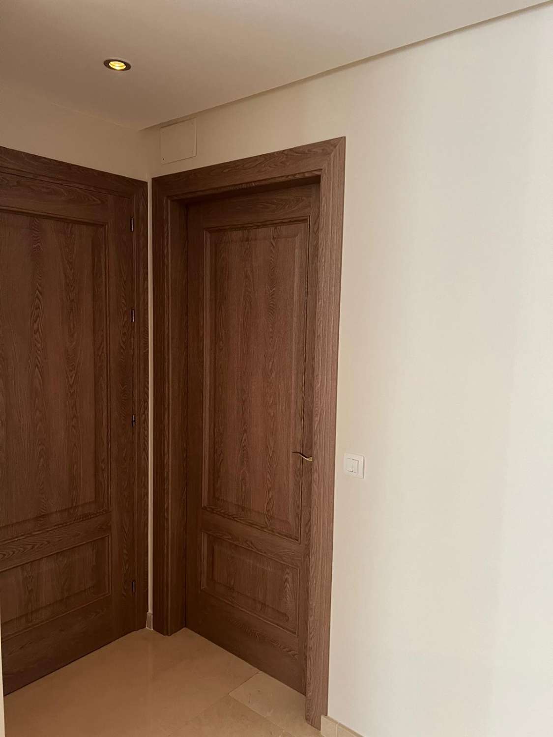 SE VENDE PRECIOSO APARTAMENTO TOTALMENTE RENOVADO  EN PUERTO MARINACON VISTAS AL MAR    (BENALMADENA)