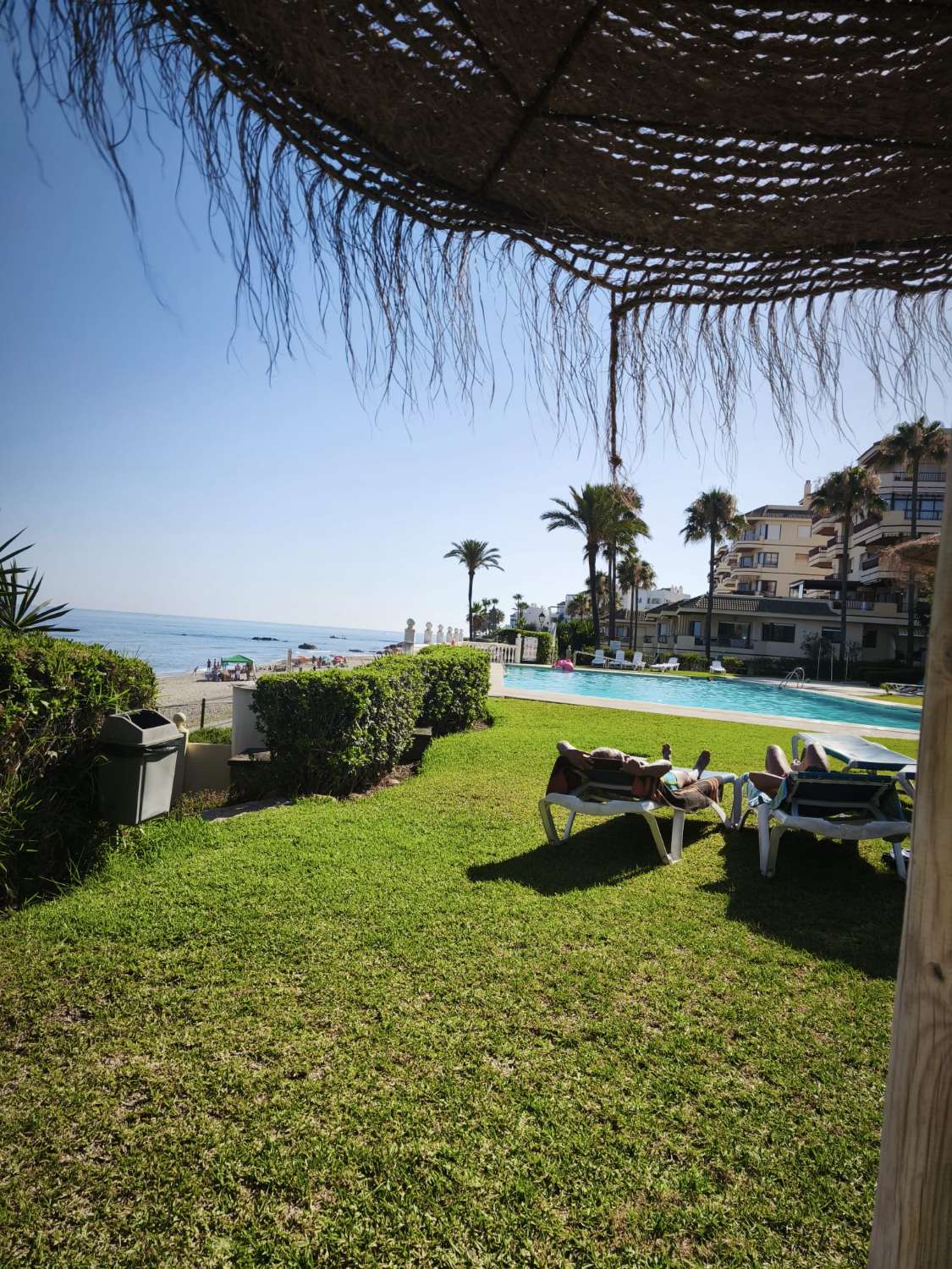 SE ALQUILA POR LARGA TEMPORADA BONITO APARTAMENTO EN MIJAS COSTA EN 1ª LINEA DE PLAYA