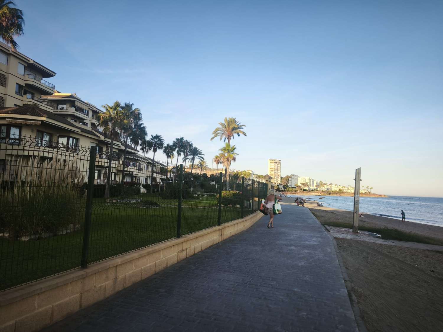 SE ALQUILA POR LARGA TEMPORADA BONITO APARTAMENTO EN MIJAS COSTA EN 1ª LINEA DE PLAYA