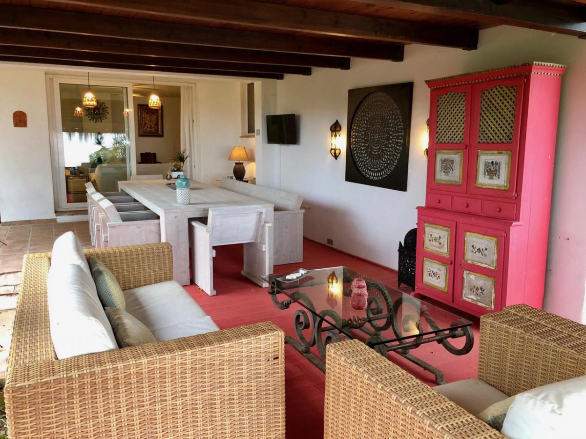 SE VENDE PRECIOSA VILLA INDEPENDIENTE EN BENALMÁDENA PUEBLO.