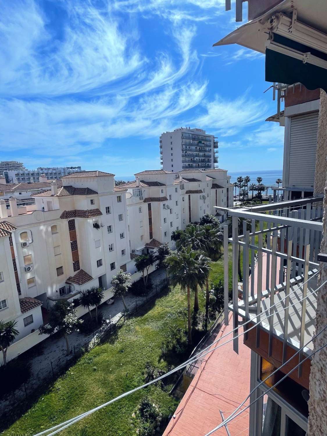 DEMI-SAISON. A LOUER DU 1.12.24 -15.6.25 BEAU STUDIO RÉNOVÉ SUR LA PLAGE DE LA 2ÈME LIGNE AVEC VUE SUR LA MER À BENALMADENA