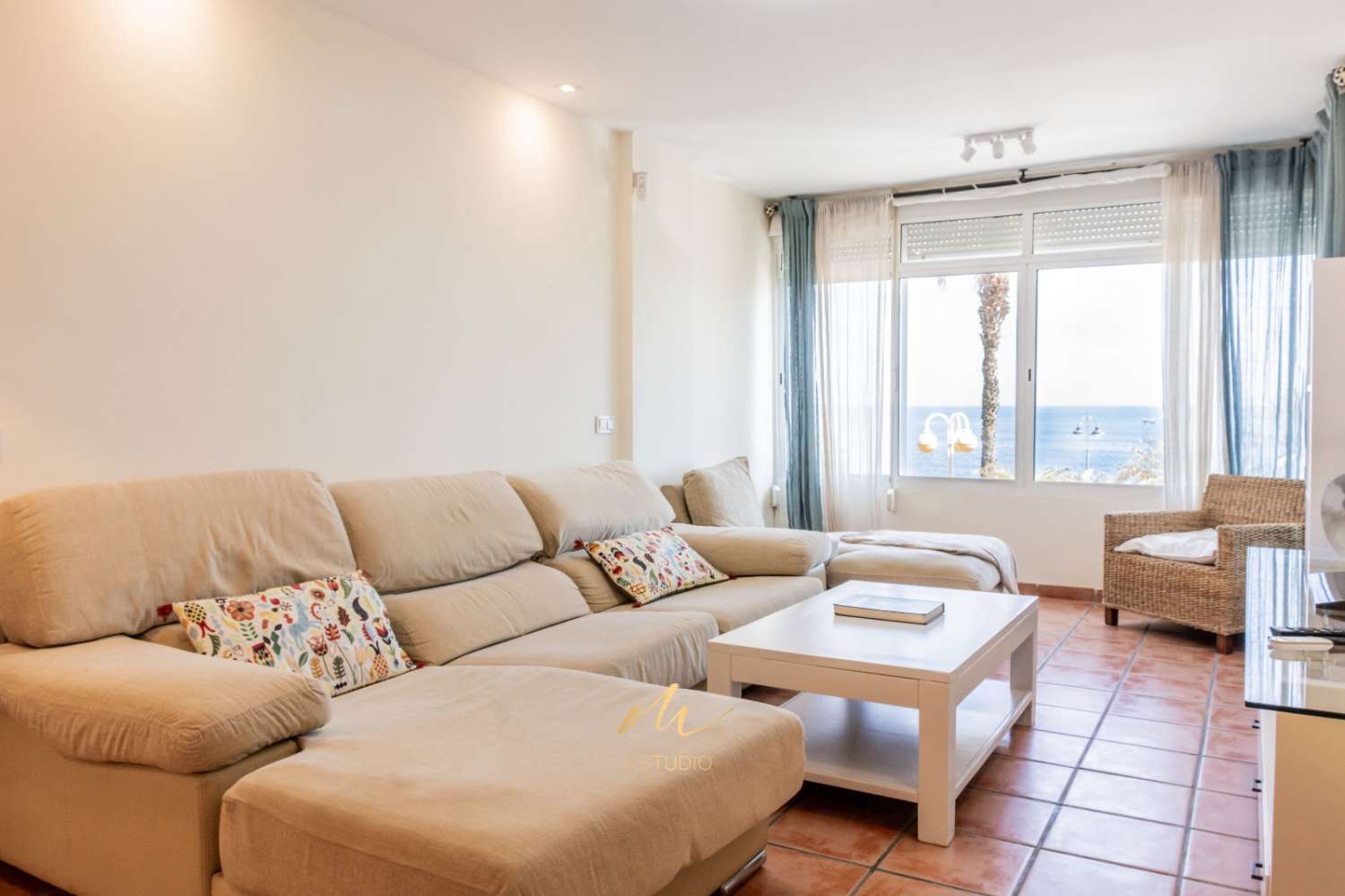 MIDDEN SEIZOEN.  TE HUUR VANAF 8.3.24-30.6.24 en 1.9.24-30.6.25 PRACHTIG APPARTEMENT IN 1E LIJN PLAYA BENALMADEN