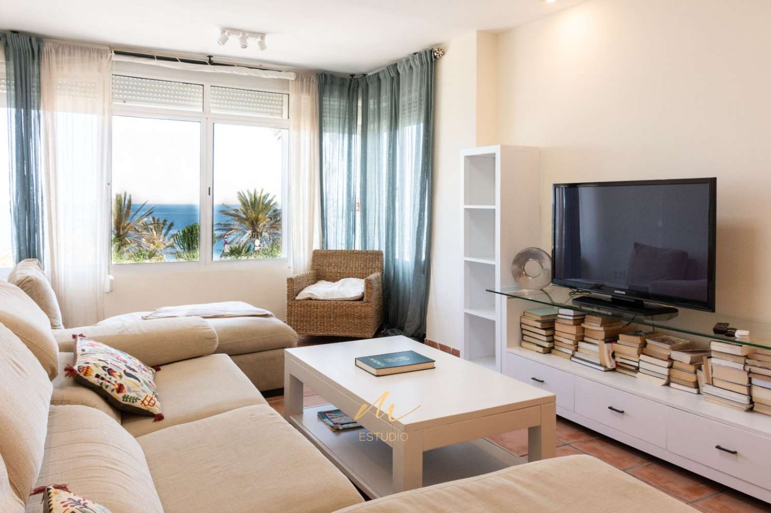 MIDDEN SEIZOEN.  TE HUUR VANAF 8.3.24-30.6.24 en 1.9.24-30.6.25 PRACHTIG APPARTEMENT IN 1E LIJN PLAYA BENALMADEN