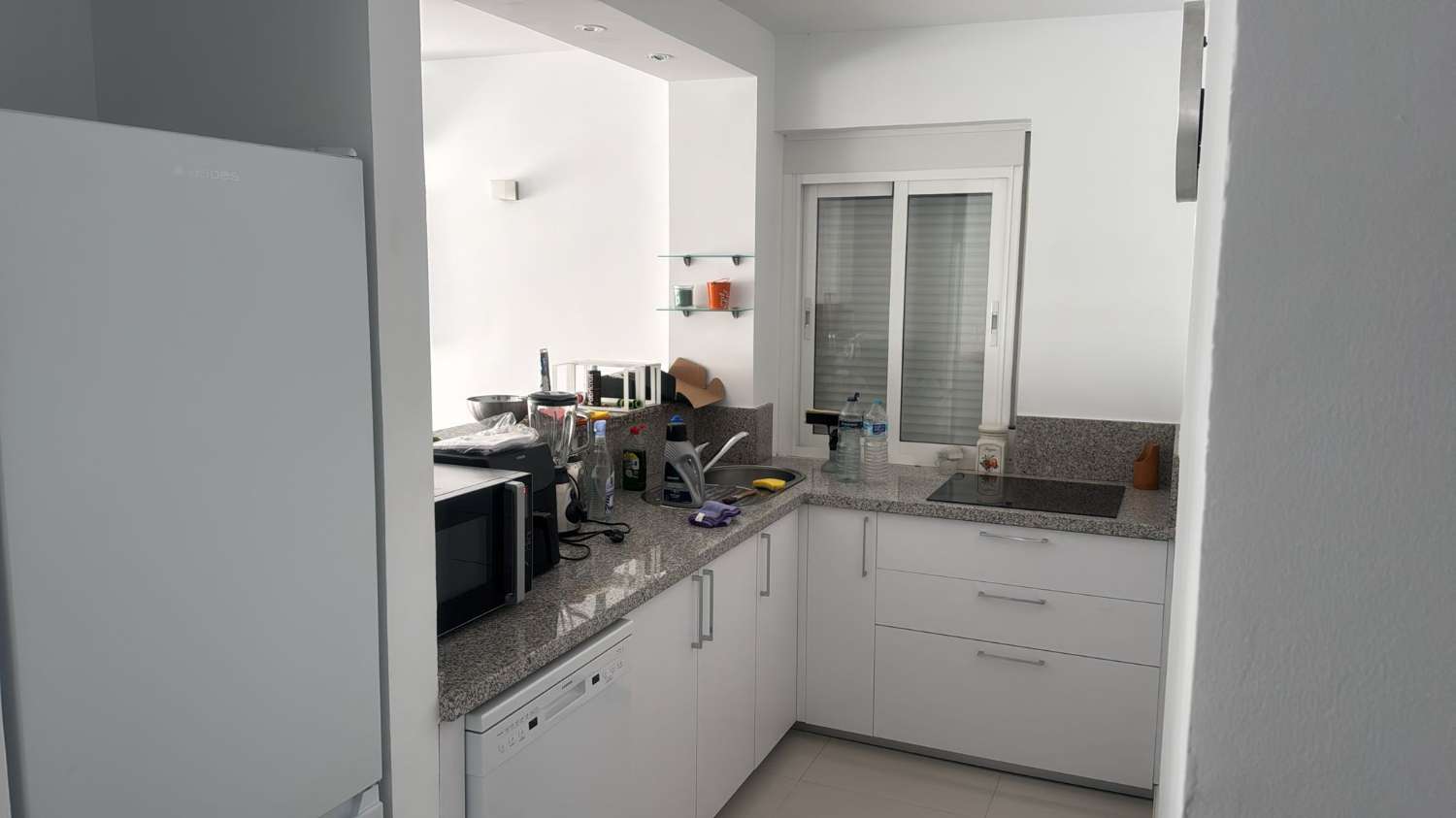 SE ALQUILA POR LARGA TEMPORADA BONITO APARTAMENTO EN PUERTO MARINA (BENALMADENA)