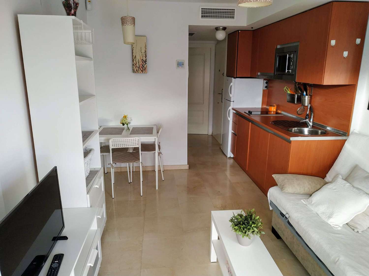 Se alquila desde 1.9.26- 30.6.27 bonito apartamento en Benalmádena Costa a 200 metros de la playa