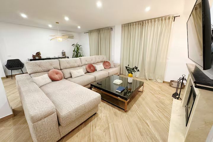 IN AFFITTO DAL 01/09/2026 AL 30/06/27 MAGNIFICA VILLA IN ARROYO DE LA MIEL (BENALMADENA)