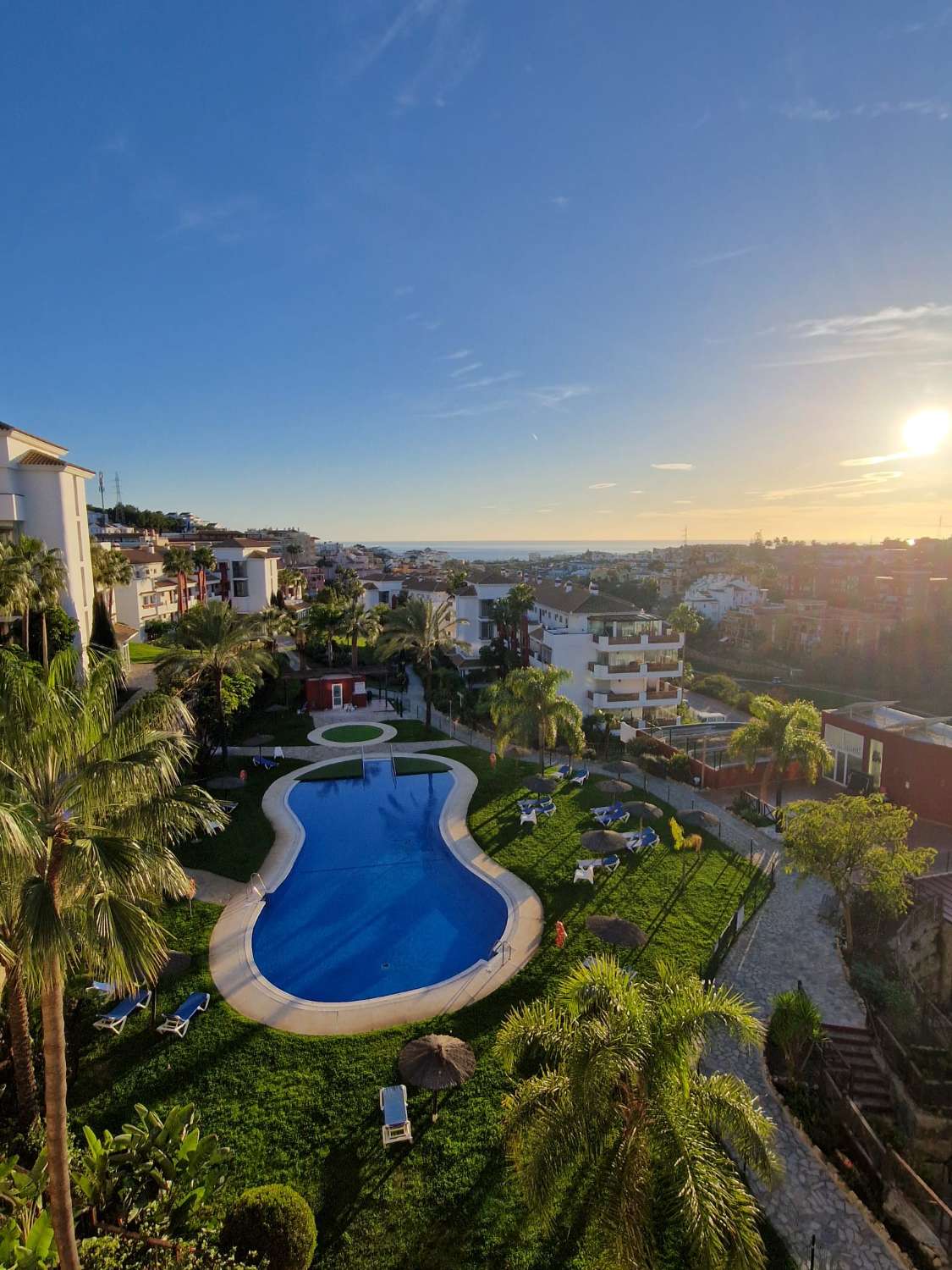 BELLO ATTICO IN AFFITTO DA ORA -15.6.26 E DAL 1.10.26 AL 15.6.27 A MIJASTIENE 65 M2 COSTRUITO, PIANO ATTICO, ORIENTAMENTO SUD-OVEST, ARIA CONDIZIONATA