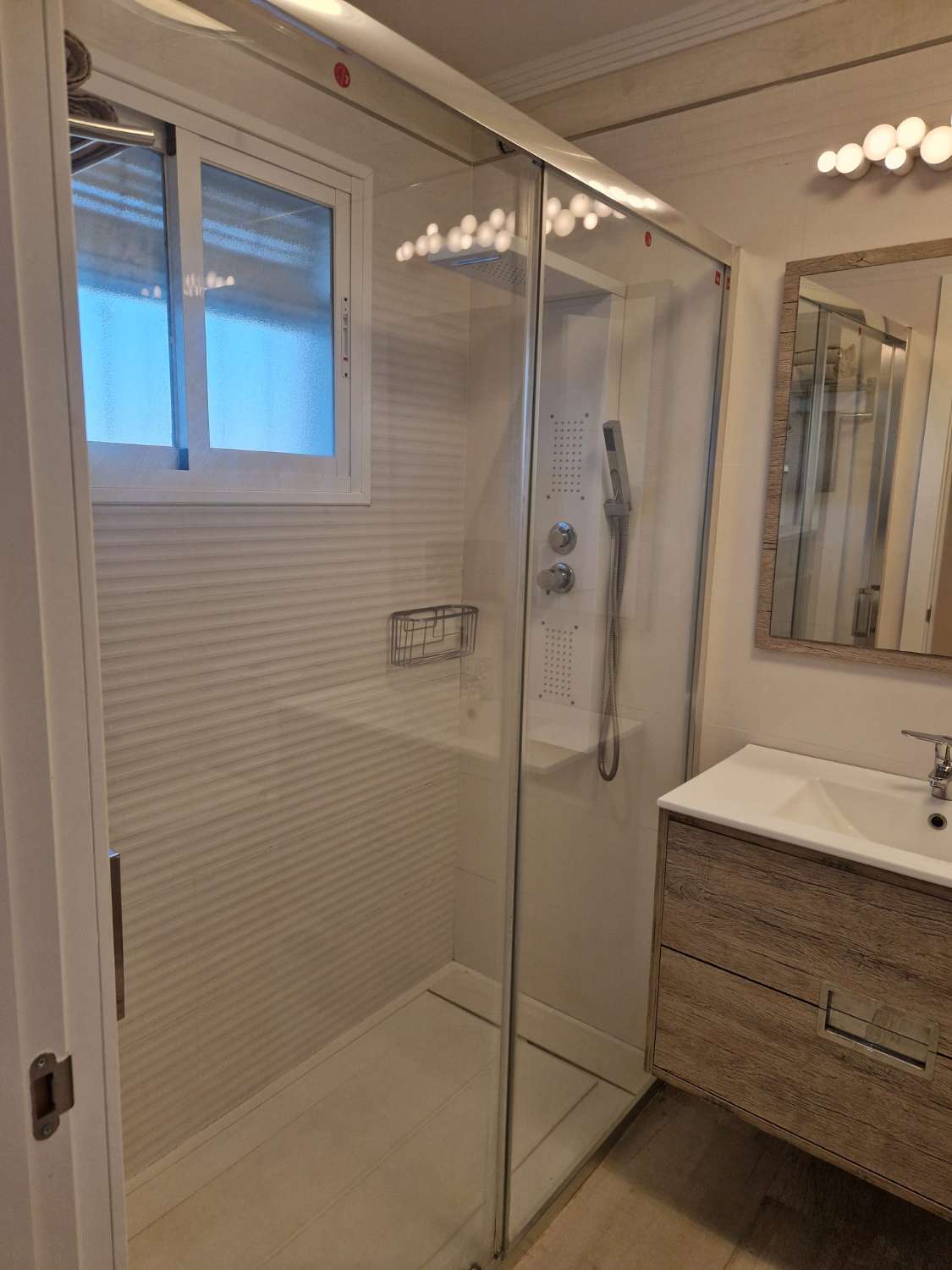 BELLO ATTICO IN AFFITTO DA ORA -15.6.26 E DAL 1.10.26 AL 15.6.27 A MIJASTIENE 65 M2 COSTRUITO, PIANO ATTICO, ORIENTAMENTO SUD-OVEST, ARIA CONDIZIONATA