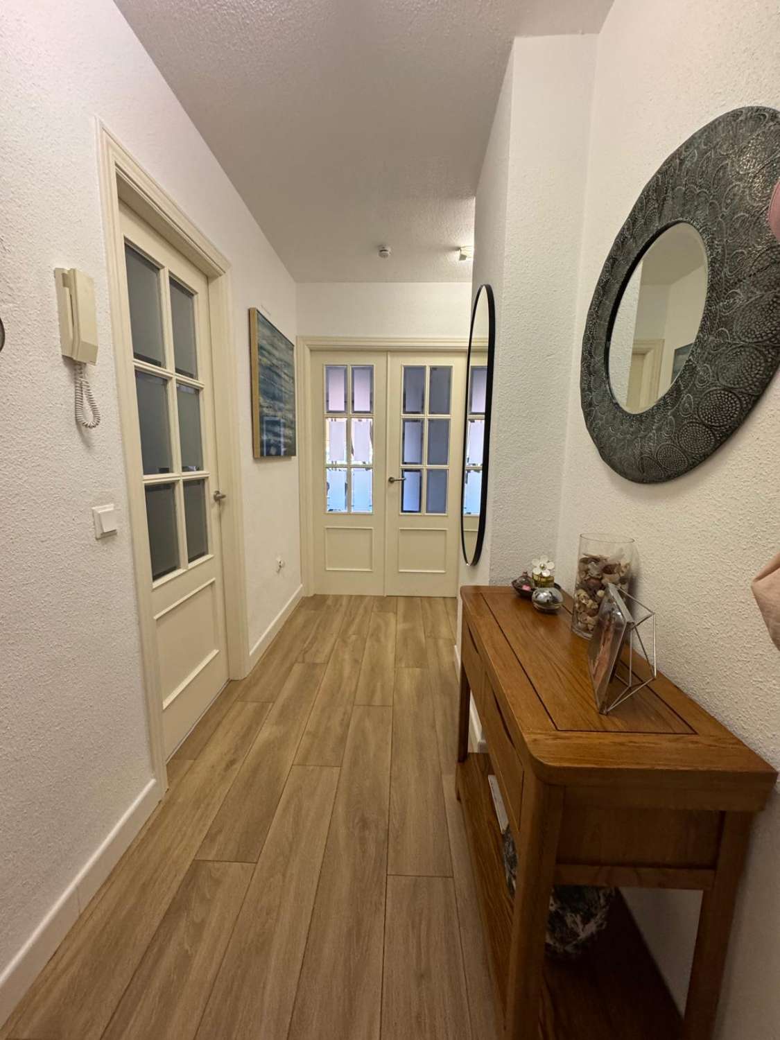 VUOKRATTAVISSA 01.09.2026 - 31.05.2027 KAUNIS REMONTOITU ASUNTO MERINÄKÖALOILLA ARROYO DE LA MIELISSÄ (BENALMADENA)