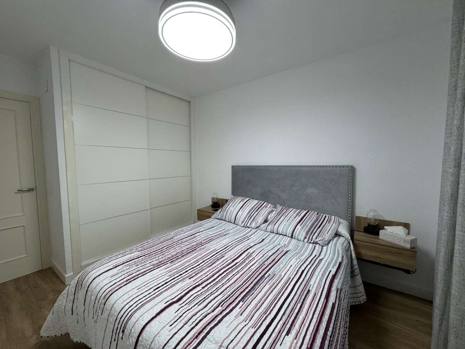 VUOKRATTAVISSA 01.09.2026 - 31.05.2027 KAUNIS REMONTOITU ASUNTO MERINÄKÖALOILLA ARROYO DE LA MIELISSÄ (BENALMADENA)