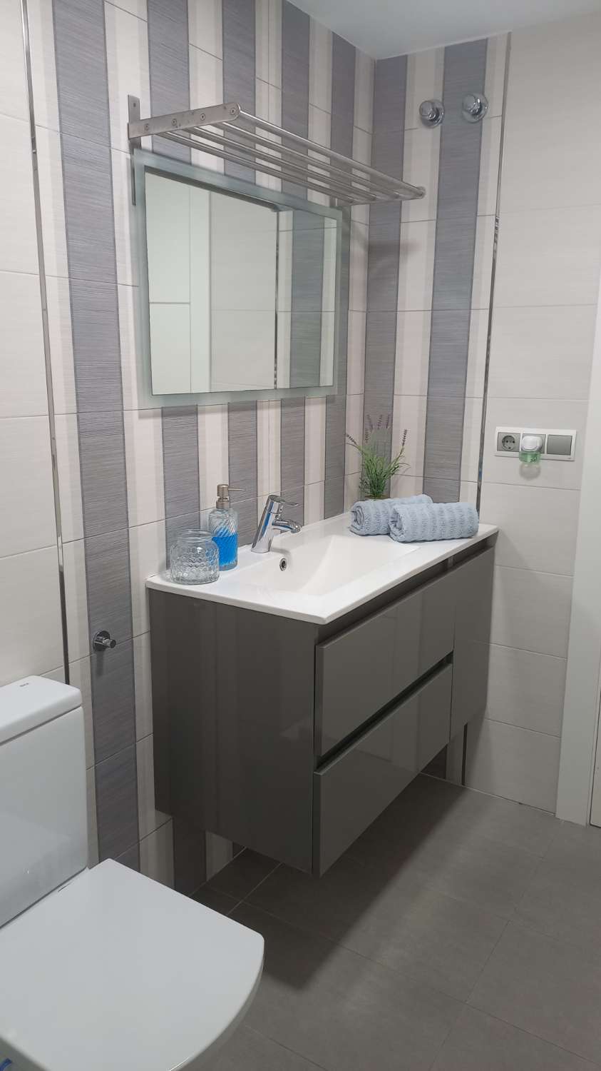 SE ALQUILA DE 1.5.26-23.6.26 BONITO APARTAMENTO CON VISTAS AL MAR EN 1ª LINEA DE PLAYA EN FUENGIROLA